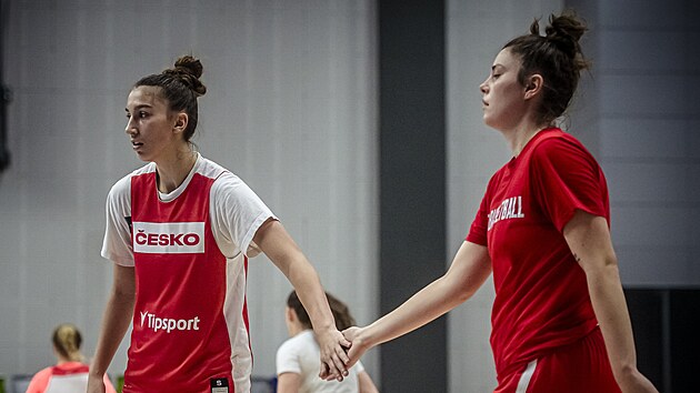 Valentna Kadlecov (vlevo) a Kateina Galkov na trninku eskch basketbalistek