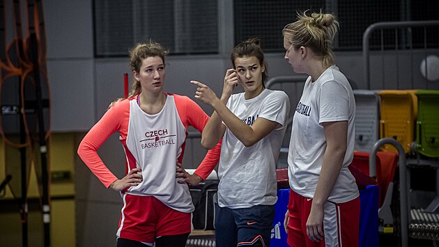 Michaela Krejzov, Veronika Vorkov a Julia Reisingerov (zleva) na trninku basketbalov reprezentace