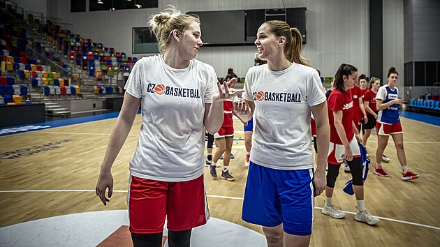 Julia Reisingerov (vlevo) a Alena Hanuov po  trninku basketbalov reprezentace