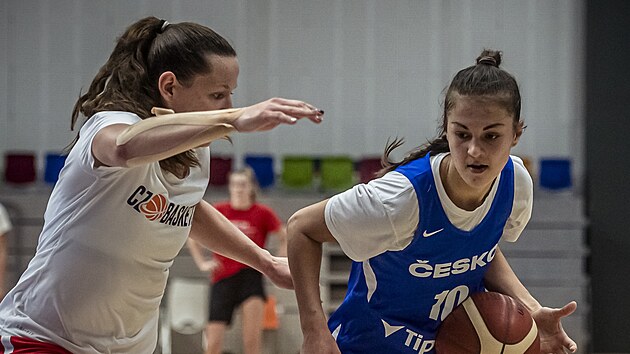 Tereza Vyoralov (vlevo) a Elika Hamzov na trninku eskch basketbalistek