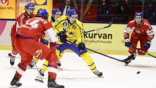 Švédský reprezentant Pontus Holmberg (ve žlutém) právě skóruje v zápase s Českem.