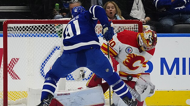 Dan Vlada (vpravo) z Calgary Flames zasahuje v zpase s Toronto Maple Leafs, pekonat se ho sna John Tavares.