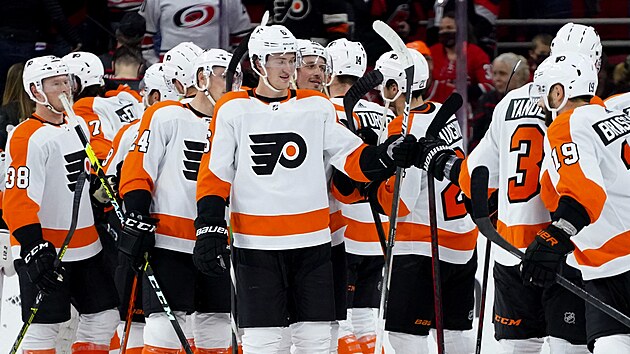 Hokejist Philadelphia Flyers se raduj z vhry.