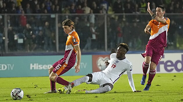 Anglick fotbalista Tammy Abraham (uprosted) skruje v zpase se San Marinem.