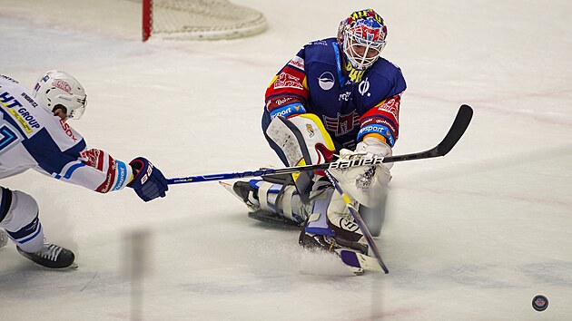 Daniel R�kos (vlevo) z Komety se sna�� zasko�it g�lmana Dominika Hrachovinu z �esk�ch Bud�jovic.