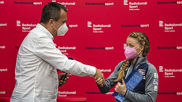 Mark�ta Davidov� p�ij�m� gratulaci od Ji��ho Hamzy, prvn�ho mu�e �esk�ho biatlonu.