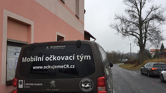 Mobiln okovac tm v obci Kvtn. (19. listopadu 2021)