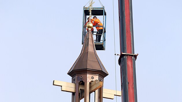 Nov kopule se dokal kostel v Doln Lukavici na Plzesku. Odborn firma vyzvedla md pobitou devnou konstrukci na vrchol kosteln ve. (10. 11. 2021)