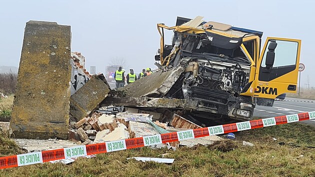 Tragická nehoda na Plzeňsku. Řidič nákladního vozidla vyjel za Horní Lukavicí mimo silnici a zbořil autobusovou zastávku, kde stál muž. Ten na místě podlehl zraněním. (11. 11. 2021)