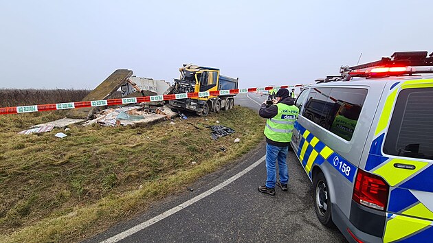 Tragick nehoda na Plzesku. idi nkladnho vozidla vyjel za Horn Lukavic mimo silnici a zboil autobusovou zastvku, kde stl mu. Ten na mst podlehl zrannm. (11. 11. 2021)