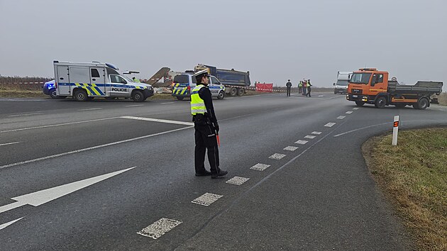 Tragick nehoda na Plzesku. idi nkladnho vozidla vyjel za Horn Lukavic mimo silnici a zdemoloval autobusovou zastvku, kde stl mu. Ten na mst podlehl zrannm. (11. 11. 2021)