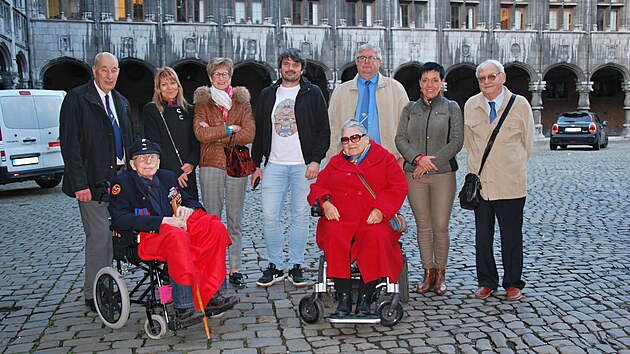 Belgick vetern Louis Gihoul dostal Cenu msta Holova. Osobn mu ji pedal starosta msta Libor Schrpfer (tet zprava), mstostarostka Hana Valachoviov (druh zprava) a f Domu djin Holovska Josef Hais (tvrt zprava). Na vozku sed Gihoulova dcera, jeho syn je prvn zprava. Prvn zleva je Luc Rensonnet, kter vydv obasnk o veternech. Jeho manelka stoj vedle pekladatelky Pavly Kocourkov (druh zleva).