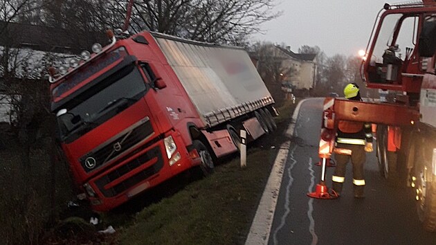 Osmačtyřicetiletého řidiče kamionu během jízdy postihla náhlá zdravotní indispozice. Se soupravou sjel na Tachovsku mimo silnici.