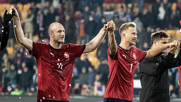Čeští fotbalisté (zleva) Michael Krmenčík a Antonín Barák oslavují s fanoušky výhru nad Estonskem.
