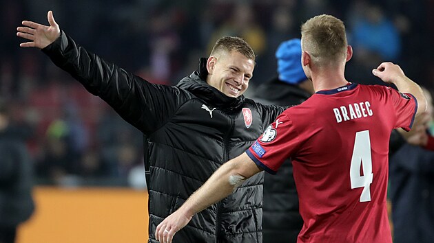 Matj Vydra se raduje z vtzstv nad Estonskem s reprezentanm stoperem Jakubem Brabcem.