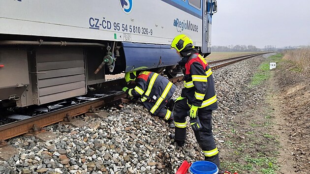 Drn hasii likviduj nsledky stetu motorovho vozu s pekkou na trati mezi stanicemi Smilovice a Bratronice. (11. listopadu 2021)