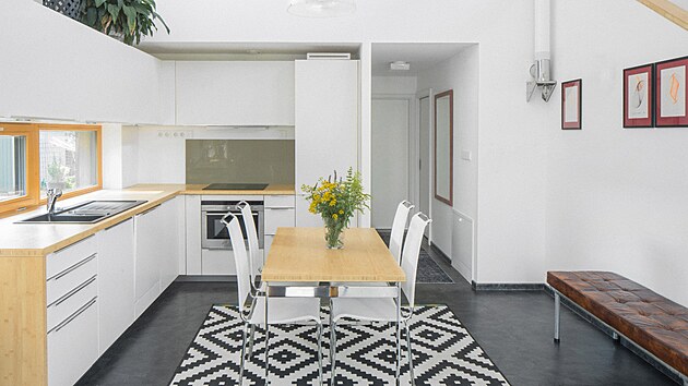 Lehká a čistá bílá je uzemněná tmavě šedivou vinylovou podlahou, která je kromě své měkkosti i dostatečně odolná, aby dům mohli obývat také čtyřnozí miláčci. Akcentem je bambus využitý na kuchyňské lince, jídelním stole i zábradlí schodiště. 