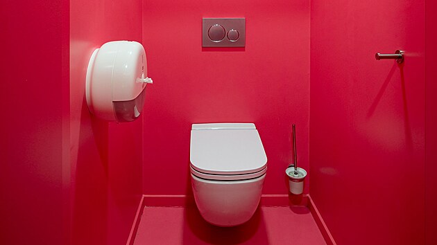 Toalety, diskrétně umístěné za černě natřenými dveřmi, jsou výraznou barevnou deviací, kontrastující s konceptem zbytku kavárny.