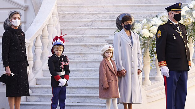 Monack princezna Caroline, princ Jacques, princezna Gabrielle, princezna Stphanie a kne Albert II. bhem oslav Nrodnho dne Monaka (19. listopadu 2021)