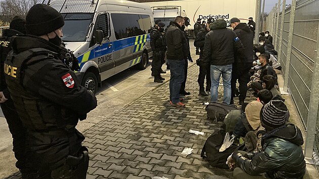 Policist nali v kamionu u Ostrovaic na Brnnsku 15 neleglnch migrant. (13. listopadu 2021)