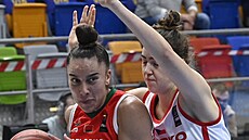 eská basketbalistka Julie Pospíilová (vpravo) brání Tatsianu Lichtaroviovou...