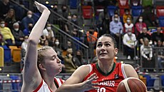eská basketbalistka Julia Reisingerová (vlevo) brání soupeku z Bloruska.
