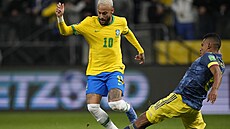 Brazilský kouzelník Neymar čaruje v utkání proti Kolumbii. Zastavit skluzem ho...