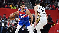 Raul Neto z Washingtonu a Tomá� Satoranský z New Orleans.