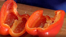 Před opékáním papriky bohatě osolte a opepřete.