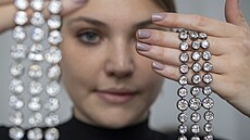 Diamantové náramky patící kdysi francouzské královn Marii Antoinett. Snímek...