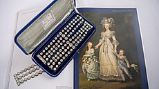 Diamantové náramky pat�ící kdysi francouzské královn� Marii Antoinett�. Snímek...