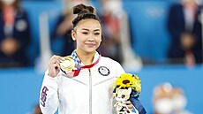 Americká gymnastka Sanisa Lee se zlatou medailí z olympijských her v Tokiu 2021
