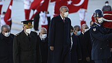 Turecký prezident Recep Tayyip Erdogan, uprosted, chodí s dalími tureckými...