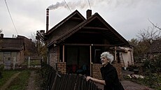 Šestaosmdesátiletá Zivadnika Arsicová stojí ve vesnici Radinač nedaleko...