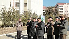 Vdce KLDR Kim ong-un navtívil pokraující výstavbu ve mst Samjijon. (16....