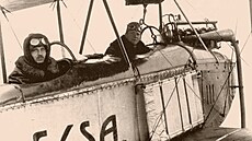 Pilot Rudolf Holeka vzadu, pozorovatel Jindřich Kostrba vpředu. Letadlo je typu...