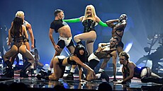 Kim Petrasová bhem svého vystoupení na MTV Europe Music Awards v Budapeti....