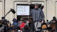 Demonstranti během soudu se střelcem Kylem Rittenhousem v Kenoshe. (19....