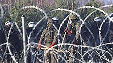 Migranti se pokusili překročit bělorusko-polskou hranici. (9. listopadu 2021)
