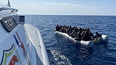 Turecká pobřežní stráž vytahuje na palubu zhruba stovku žadatelů o azyl, které...