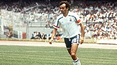 Francouzský záloník a kapitán týmu Michel Platini hraje na stadionu Olympia v...