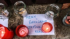 U vily Miroslava birky v praských Stranicích lidé od rána zapalují svíky a...