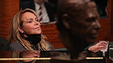 Pr�vod skon�il okolo �tvrté hodiny u Kavárny Slavia. Dílo socha�ky Marie...