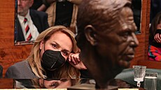 Pr�vod skon�il okolo �tvrté hodiny u Kavárny Slavia. Dílo socha�ky Marie...