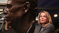 Pr�vod skon�il okolo �tvrté hodiny u Kavárny Slavia. Dílo socha�ky Marie...