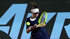 Barbora Krejčíková hraje bekhend ve skupinovém utkání Turnaje mistryň.