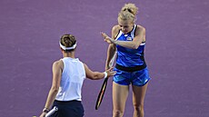 Barbora Krejčíková (vlevo) a Kateřina Siniaková se povzbuzují ve finále čtyřhry...