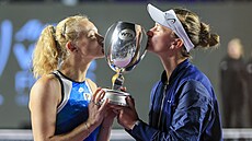 Barbora Krejčíková (vpravo) a Kateřina Siniaková líbají trofej pro šampionky...