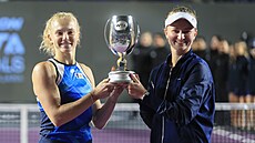 Barbora Krejíková (vpravo) a Kateina Siniaková pózují s trofejí pro ampionky...