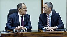 Ruský ministr zahranií Sergej Lavrov (vlevo) a éf NATO Jens Stoltenberg bhem...
